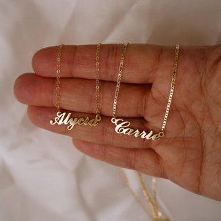 Carrie Name Necklace (Gold)