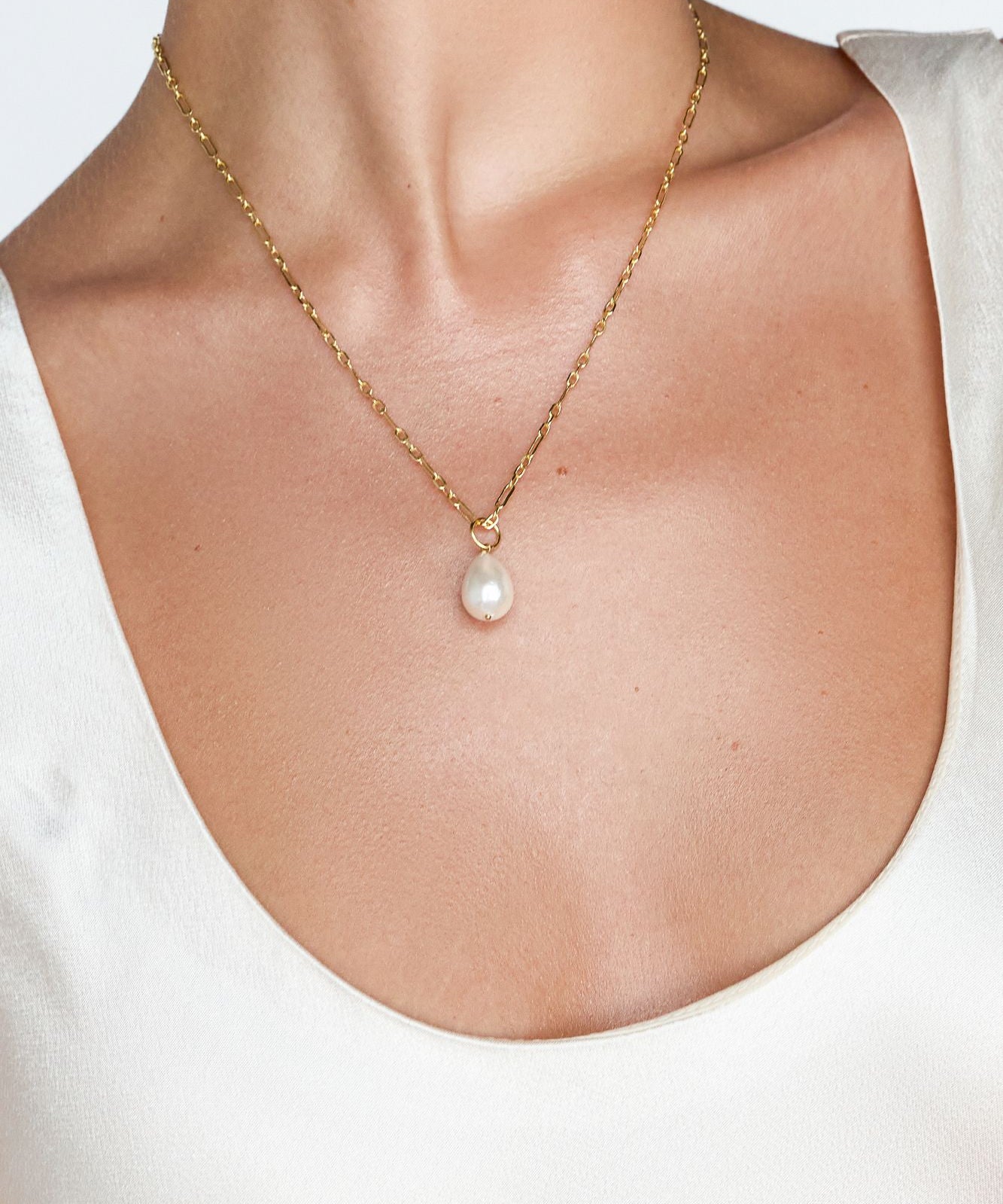 Ella Teardrop Pearl Necklace